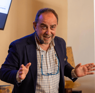 Gaspar González en una conferencia de liderazgo humano e inspiración.