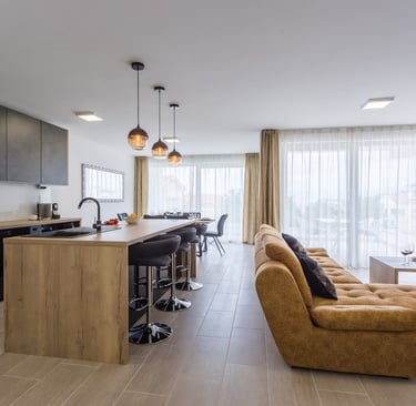 Lichtdurchfluteter Wohn- und Küchenbereich mit Kochinsel im Apartment Pure Relax