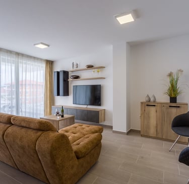Wohnzimmer mit gemütlichem Sofa und TV im Ferienapartment in Malinska