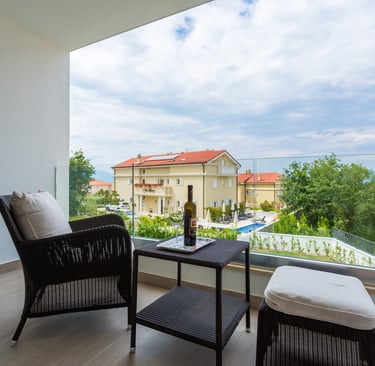 Terrasse mit Lounge-Möbeln und Blick auf Malinska