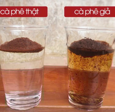 Phân biệt cà phê thật và giả sau khi cho vào cốc nước lọc cùng lúc.