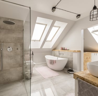 Felújított fürdőszoba burkolással és modern kialakítással