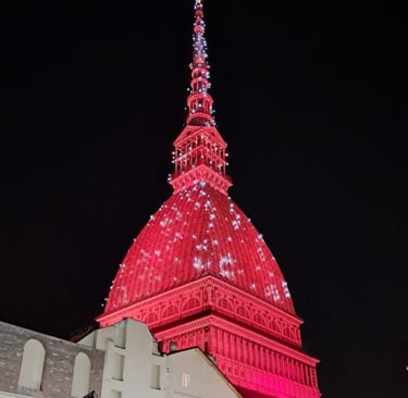 La Mole Antonelliana illuminata di rosso la notte di Natale