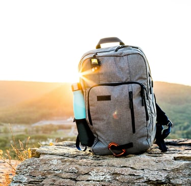 mochila EDC urbana compacta com itens de everyday carry