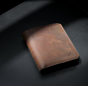 carteira slim EDC de couro sobre mesa 