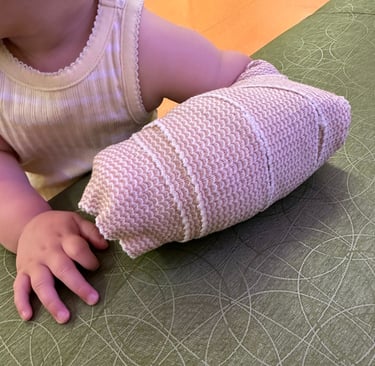 Toddler in splint for broken wrist