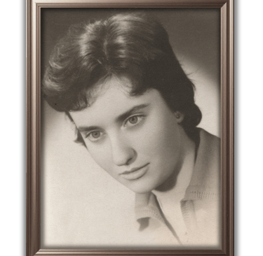 Original mother's portrait for the Traces pack by PhotoMotion AI