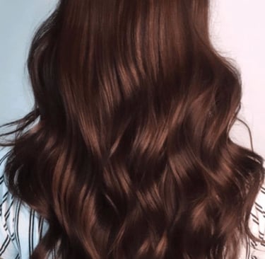 Vista trasera de cabello largo y ondulado color caoba con reflejos chocolate y acabado brillante.