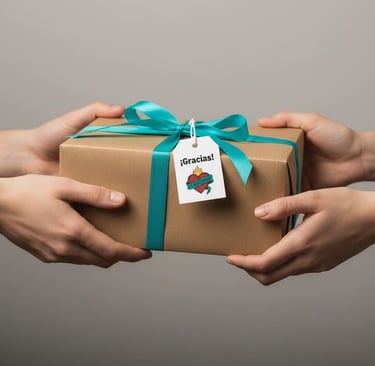Manos entregando una caja de regalo café con listón color turquesa y una etiqueta de ‘Gracias’.