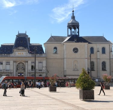 alt="image de la place de la république au Mans"