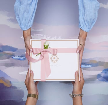 deux main tenant une cadeau avec un ruban rose