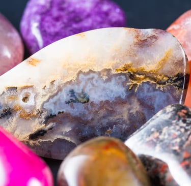  Primer plano de cristales curativos pulidos y piedras de ágata coloridas