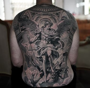 Tatuaje realismo de ángel pisando demonio en la espalda – Dasa Ink Barcelona
