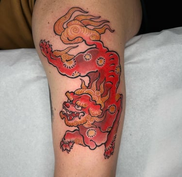 Tatuaje japonés de tigre rojo con cola de fuego – Dasa Ink Barcelona