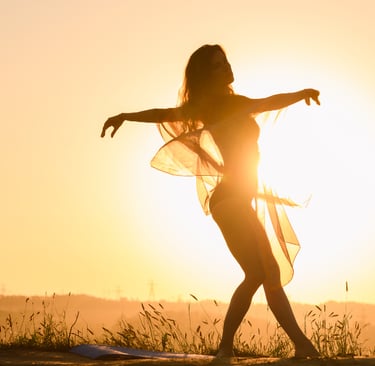 Silueta femenina cuidada y firmeza corporal natural