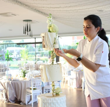 Montaje artesanal de tarta de boda en finca, servicio completo de Cakes by Julee en Madrid