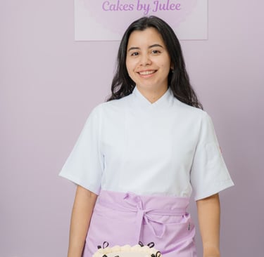 Pastelera elaborando tarta artesanal personalizada en el obrador de Cakes by Julee en Madrid