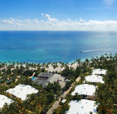 karayiplerin ortasında bir tatil köyünün sahil şeridi.