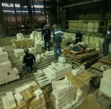 Personal técnico de DAELCA trabajando en la instalación de materiales refractarios