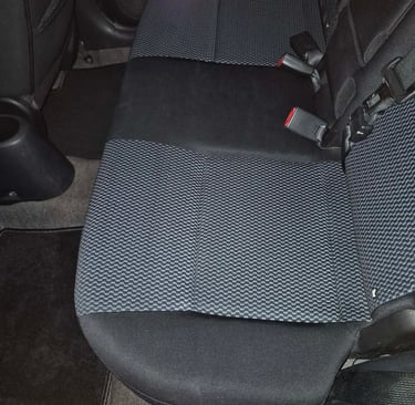 Tylna kanapa samochodu po praniu i wyschnięciu. Już bez żadnych plam.