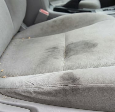 tapicerka-samochodowa-przed-praniem-odkurzaczem-pioracym