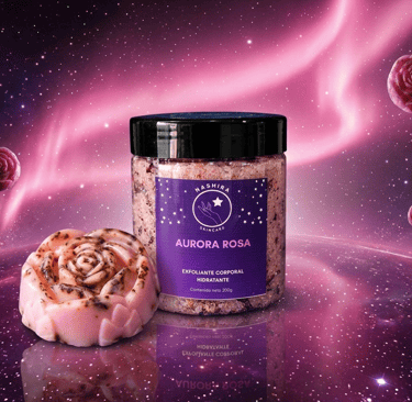 Tarro de exfoliante corporal hidratante Aurora Rosa y jabón con forma de rosa, sobre un fondo de galaxia rosa celestial.