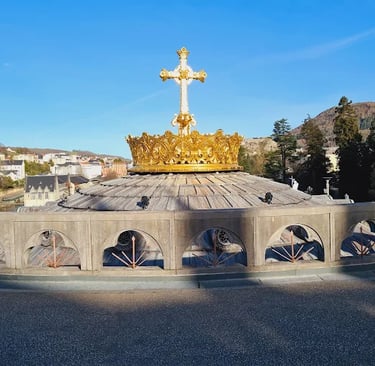 Sanctuaire de Lourdes illuminé avec bougies de prière
