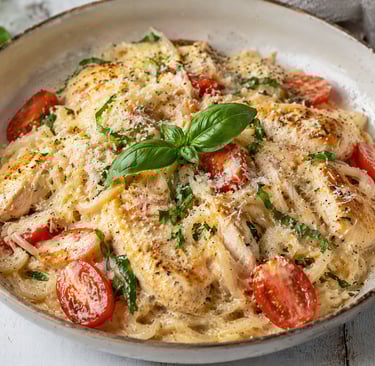 Cremige Keto-Hähnchen-Pasta mit Tomaten & Basilikum