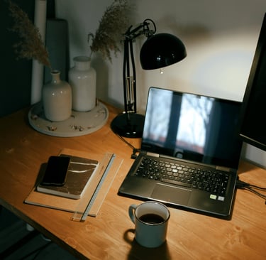 Schreibtisch, Laptop, Notizbücher .