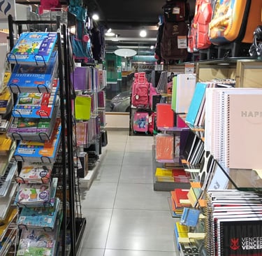 Materiais de escritório organizados na Zapp Papelaria