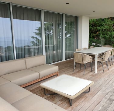 Tinteggiatura portico moderno e pavimento in legno con tonalità eleganti