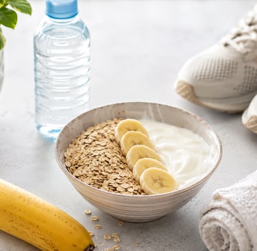 Refeição pré-treino saudável com banana, aveia e iogurte grego