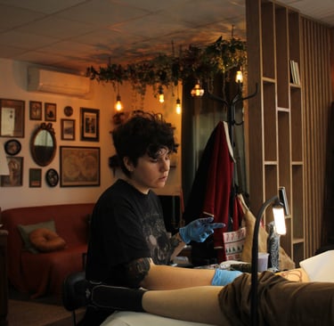 photo d'Audrey Minuit tattoo en train de tatouer une cliente au salon des Vilaines Tattoo Shop