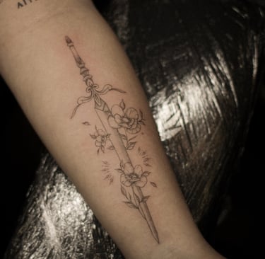 Tatouage de fleur et d'épée réalisé par Eva Ink Vlr