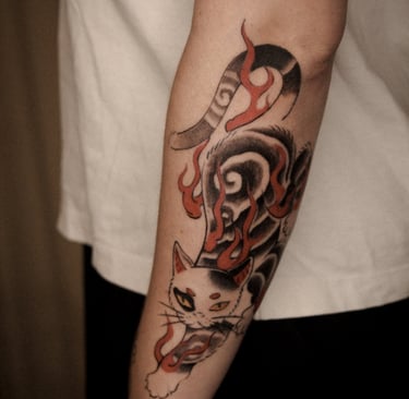 tattoo sur l'avant bras d'un chat stylisé en tatouage traditionnel japonais