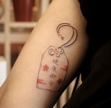 tatouage d'un Omamori traditionnel japonais par minuit tattoo