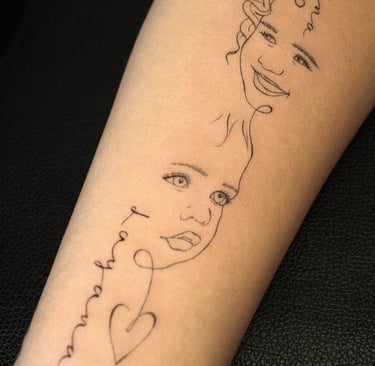 Tatouage d'une phrase et de fleur et de visage minimaliste réalisé par Eva Ink Vlr