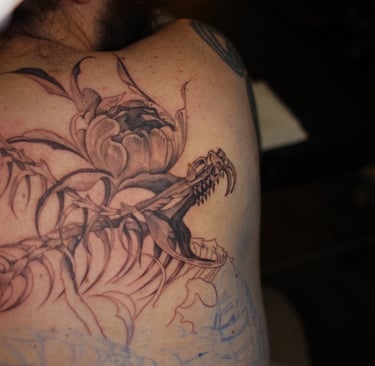 Tatouage d'un serpent dans le dos réalisé par Margot Dubs Tattoo