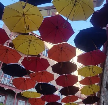 parapluies-colores-rue-du-petit-champlain-quebec