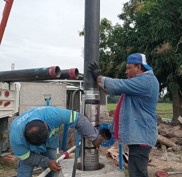maniobras para colocar bomba sumergible dentro de pozo de agua