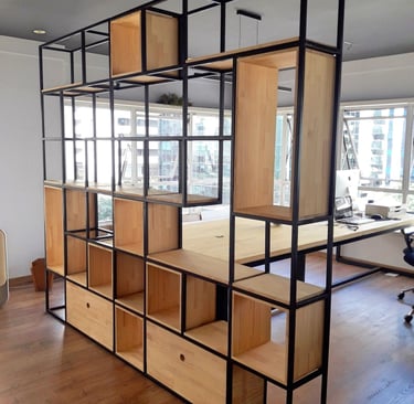 Prateleira com nichos pra escritorio