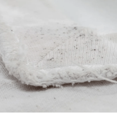 Ropa con manchas de moho dentro de un armario húmedo, ejemplo común de humedad en dormitorios y falt