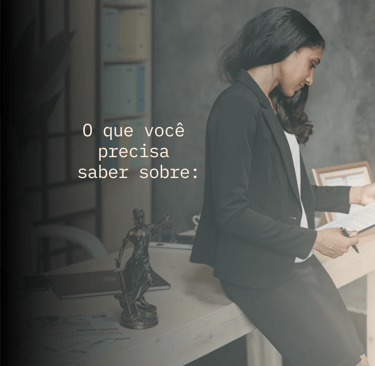 Advogada lendo em seu escritório