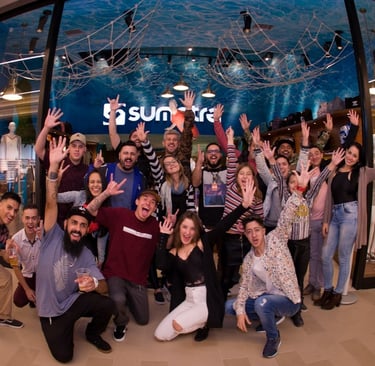 equipe de vendas premiada por melhor atendimento no varejo