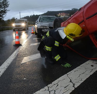 Auto volcado recibiendo ayuda de un rescatista