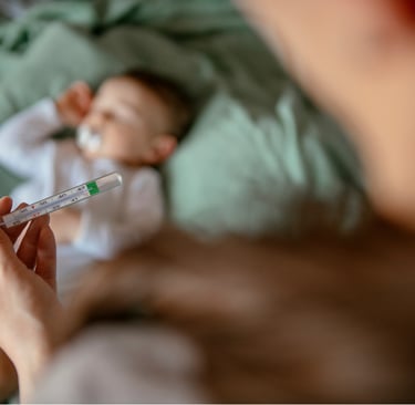 Niño pequeño con fiebre siendo examinado