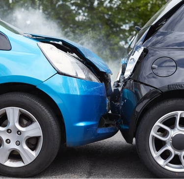 Dos autos chocando por alcance