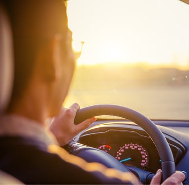 Hombre conduciendo un auto