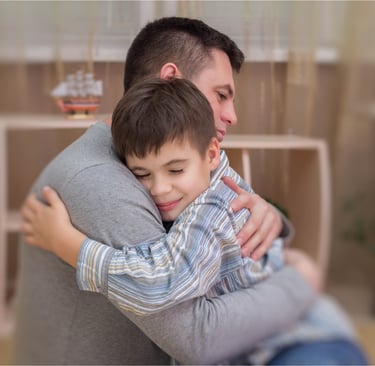 Papá abarazando a su pequeño hijo en consultorio médico