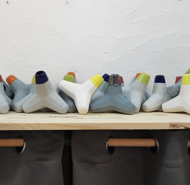 Tétrapodes "Tétra", en porcelaine (émaux variés), d'Anthony Bortoluzzi